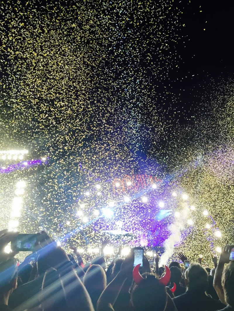 Let's wrap this up with more confetti and iPhones than a crowd should be allowed.