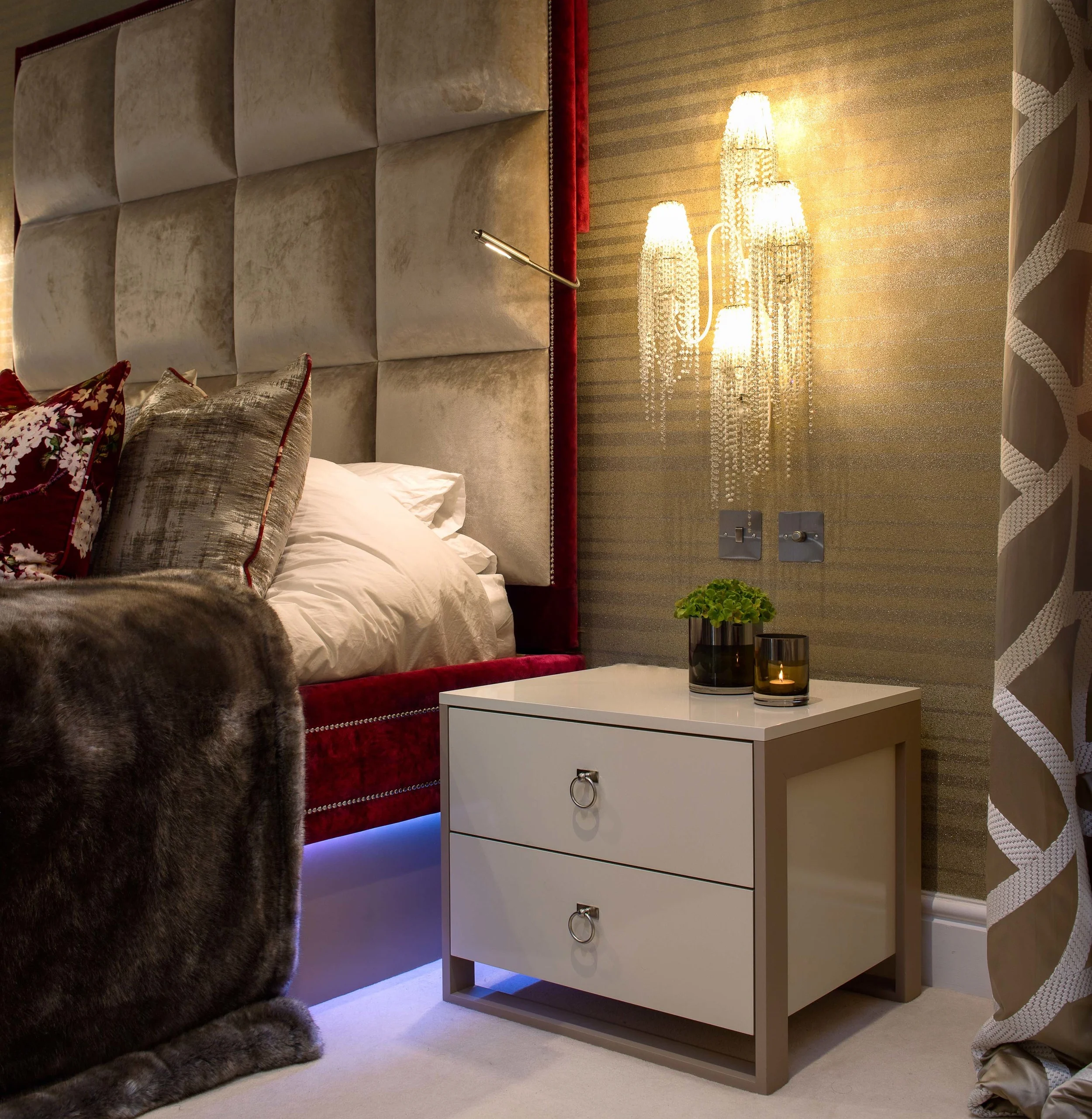 The framing stand of the bedside cabinet brings a really unique look. 