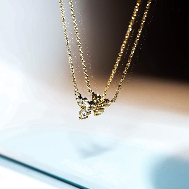 Jewelry brand select: MEJURI @mejuri. Added this lovely gold lotus necklace to my collection. Very minimal &amp; elegant. .
.
Don&rsquo;t miss their only sale of the year (until 12/2)! You can enjoy 10% off one item, 20% off two items and 30% off thr