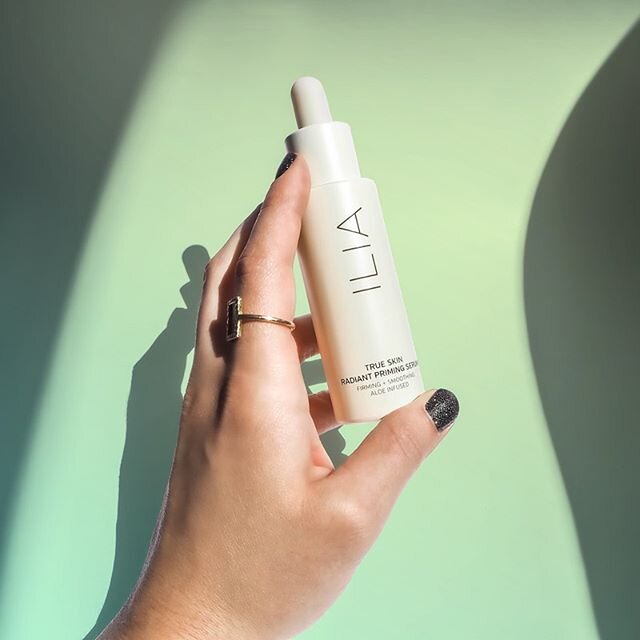 Clean beauty select: @iliabeauty True Skin Radiant Priming Serum. Lovely hint of glow &amp; lightweight texture. 
Has a slight tightening effect when first applied to minimize pores/fine lines but once it dries down it leaves you with a nice smooth c