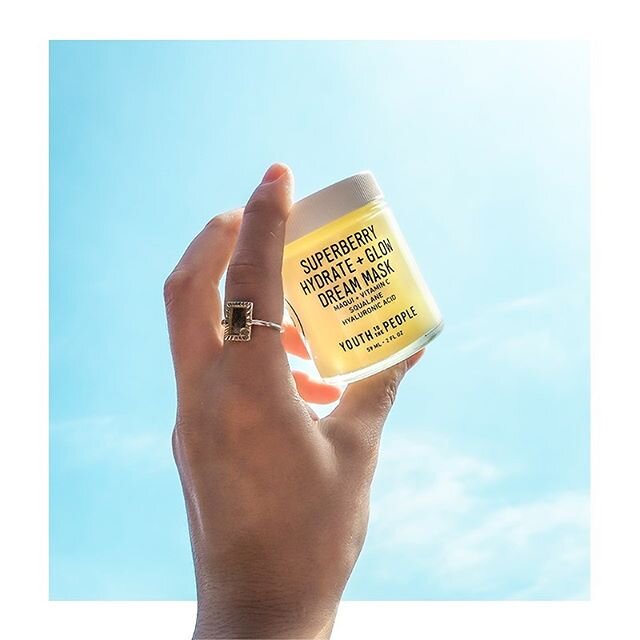☁️DREAM MASK #yttp. If you love the @youthtothepeople Superberry Hydrate &amp; Glow oil like me then you&rsquo;ll definitely be a fan of this.⁣ Deeply hydrates, plumps, and brightens the skin with powerful antioxidant-rich super berries and Vitamin C