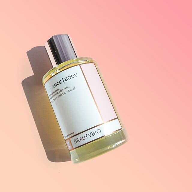 Radiance Body Oil @beautybio. A dry oil that is quick-drying &amp; gives you that nourishing GLOW. Hydrating but not too greasy. Triple blend of oils✨: Jojoba, Apricot, Olive.
.
.
Really lovely product &amp; packaging (large applicator w/ push button