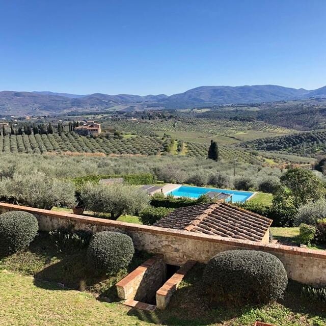 This strange spring surprise again: today sun and blue sky, last week, snow! But we are still in love with this landscape! #villamonteoriolo #tuscany #toscana #florence #firenze #chiantishire #countryside #spring #hills #snow #bluesky