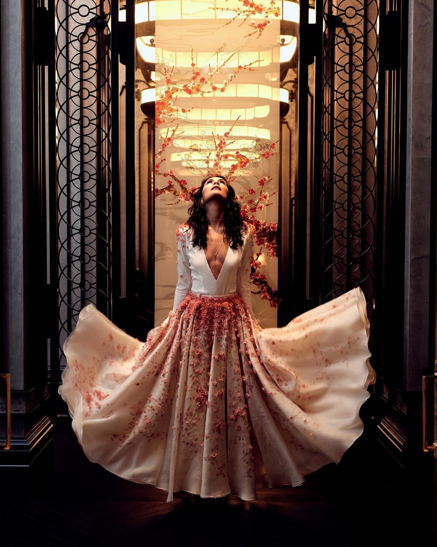 In the grandeur of the Four Seasons Hotel London, capturing Suzie Turner's Cherry Blossom dress was a dialogue between elegance and architecture. Every frame sought to marry the gown's intricate details with the hotel's luxurious backdrop, crafting i