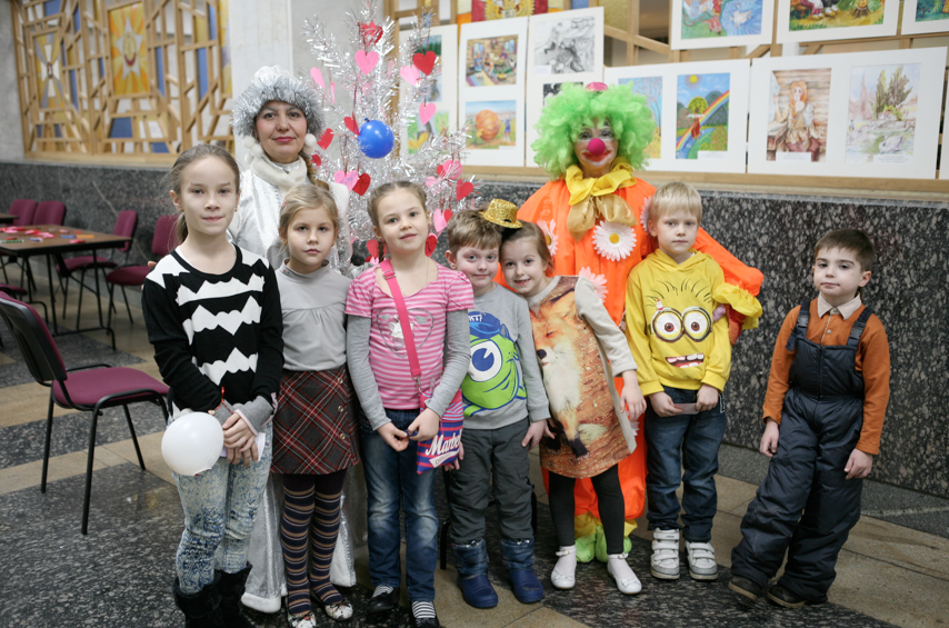  В фойе была развернута выставка детских рисунков. 