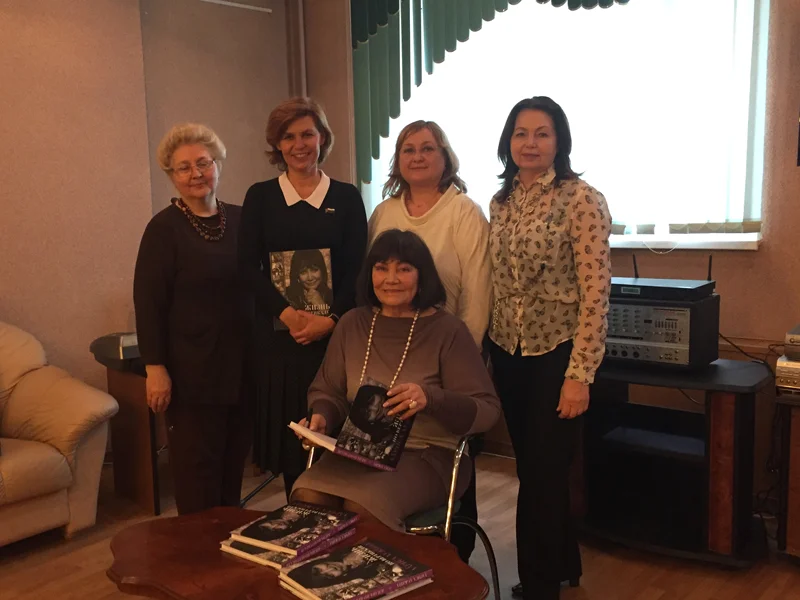 Слева направо: Татьяна Валентиновна Викторова, завотделом ЦСО "Крылатское", Марина Евгеньевна Кабанова, депутат Совета депутатов управы Крылатское, Галина Павловна Дорошенко, директор ЦСО "Крылатское" и Радишевская Виктория Анатольевна, генеральный директор издательства "ВегаПринт. В центре: Народная артистка РФ Лариса Лужина.