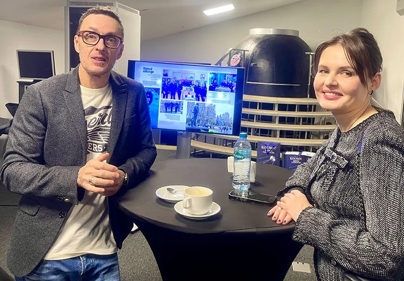 В ожидании презентации — дизайнер Илья Соколов и арт-директор издательства Елена Радишевская
