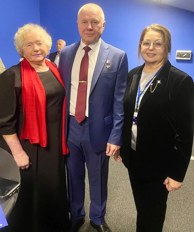 С Тамарой Дмитриевной Филатовой и космонавтом Героем России Олегом Новицким 