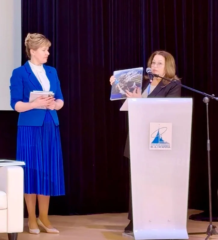 Подарки от издательства Музею-заповеднику имени Ю. Гагарина принимает директор музея Наталья Ченцова