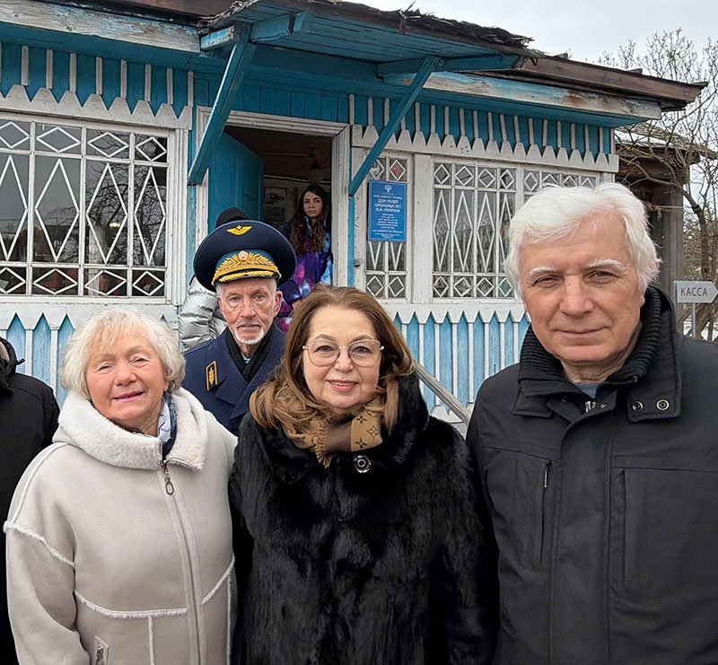 У дома Гагариных