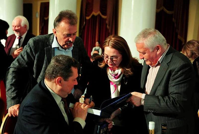 С космонавтом Федором Юрчихиным (справа). Виктория Радишевская подписывает ему книгу «Космос. Мечта человечества», в которой много его фотографий из космоса