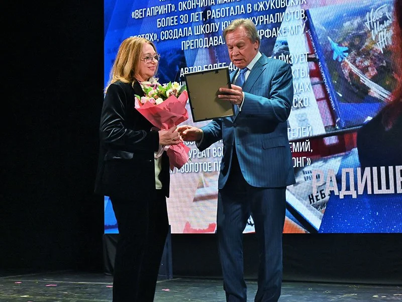Награду вручает телеведущий Алексей Пушков