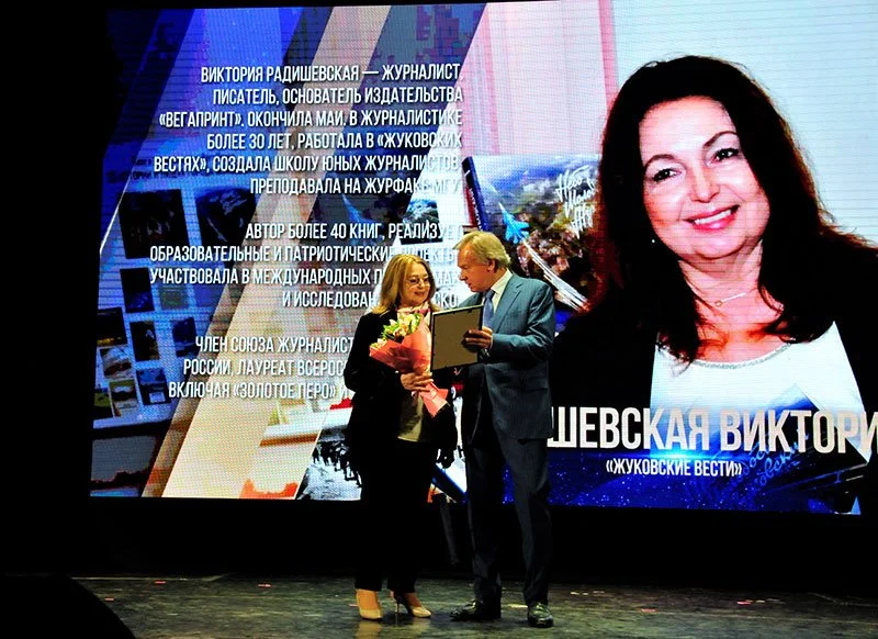 Награду вручает телеведущий Алексей Пушков