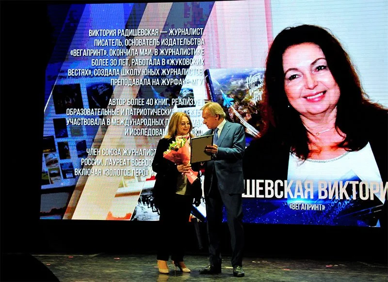 Награду вручает телеведущий Алексей Пушков