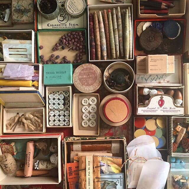 Small old objects... they never get old. ✨
 #creativeengagement

#worldmaking

#artoftheeveryday

#processart

# collectingaspractice

#collecting

#collector

#artofcollecting

#informationretrieval

#extraordinaryintheordinary

#peculiar

#accessib