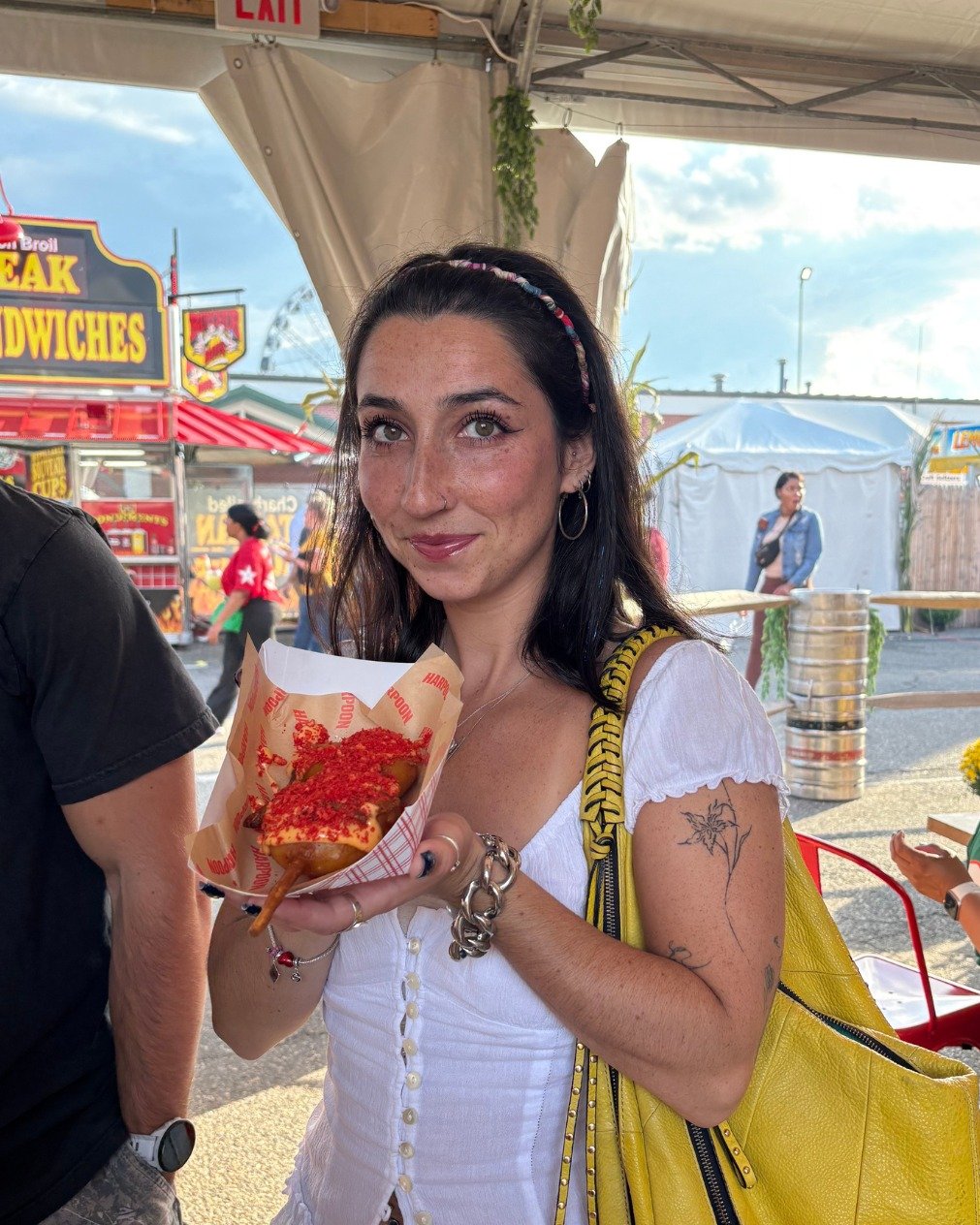 Harpoon Beer Hall is serving up the heat on New England Ave (right across from the Young Building)! 🔥🍤 Strike a pose, grab a Flamin&rsquo; Hot Colossal Shrimp, and spice up your Big E adventure!
#Harpoonbeerhall #thebige #fairfood #colossalfriedshr