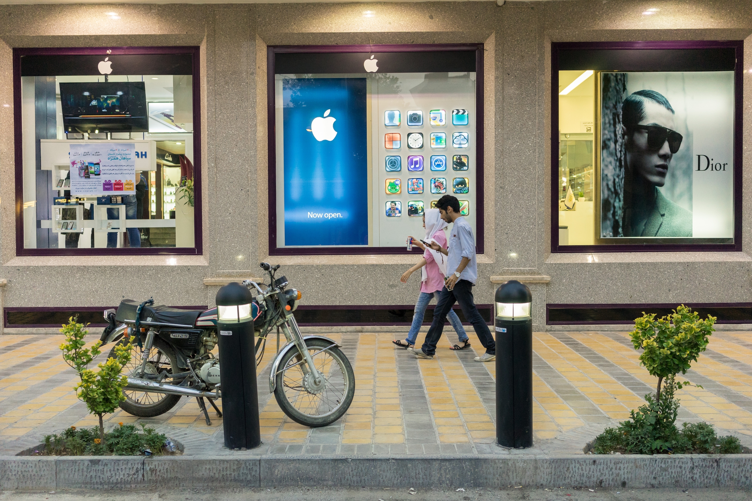  Unofficial Apple retailers are ubiquitous in Tehran, and the popularity of the iPhone in the country has fueled rumors that Apple is seeking to enter Iran officially through a local agent. At the moment, Apple branded products, like many luxury good