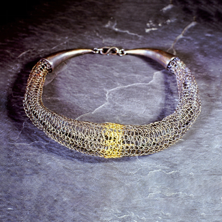Knitted-necklace-with-gold-stripe.jpg