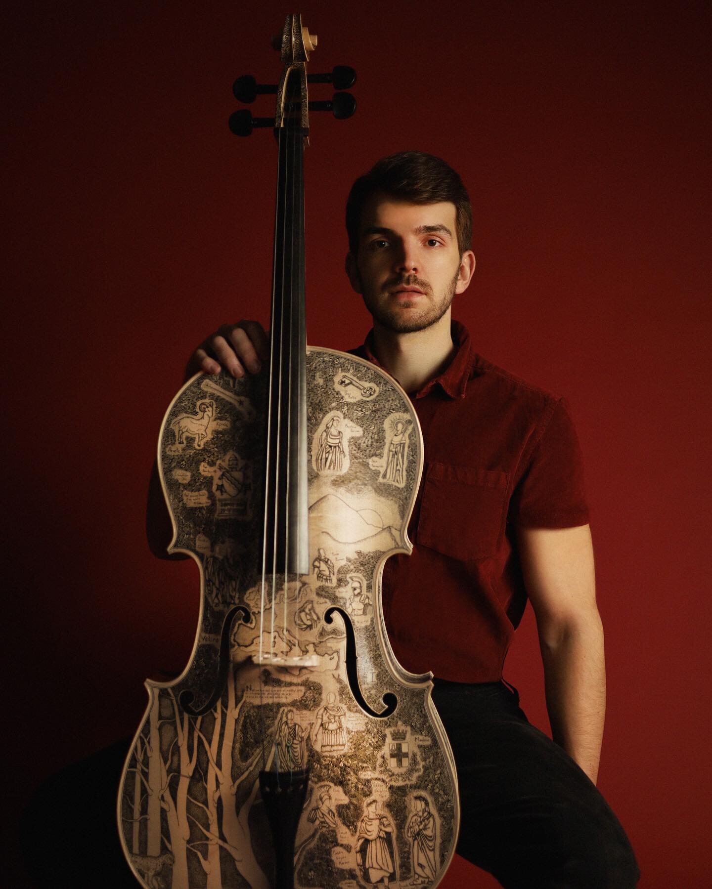 April started in the best way, soon I will share with all of you some exciting news!!! 🇮🇹💪🏽🌋 How is your April going? 

Photography; @arismercuryphotography 

#photography #photoshoot #photographer #red#redvelvet #cello #cellist #violoncello #da