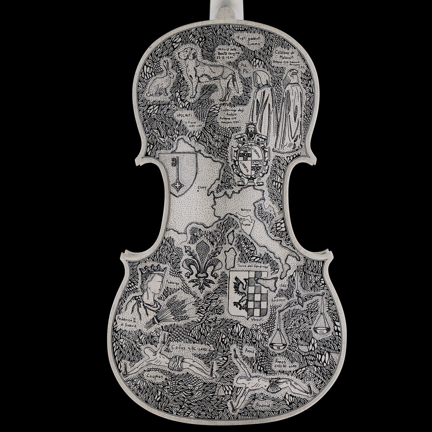 ~Particolare Canto 24~

&laquo;L&agrave; gi&ugrave; trovammo una gente dipinta
che giva intorno assai con lenti passi,
piangendo e nel sembiante stanca e vinta.&raquo;

(Inferno vv. 58-60)

#blackink #arteitaliana #italia 
#violin #violino #basilicap