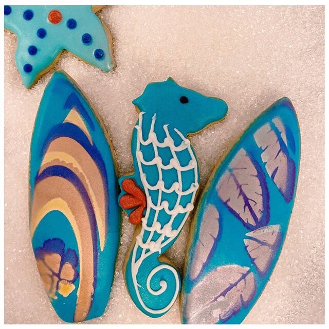 Make sure you pickup your surfboards, seahorse and beach cookies at Southlake Central Market @central_market 
Summer desserts are the best❤️🌴
.
.
#CookiesCrumbsAndCrust #SummerCookies #DessertCookies