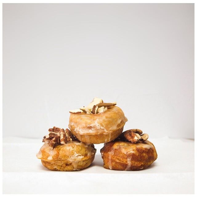Have you tried our delicious Sweet Potato Donuts with pecans and local bourbon whiskey from Lockwood Distilling Co? 
@lockwooddistillingco 🥰
🍩
If you haven&rsquo;t tried these tasty delights preorder yours today!
👉Call/Text 817-703-9341
Link in Bi