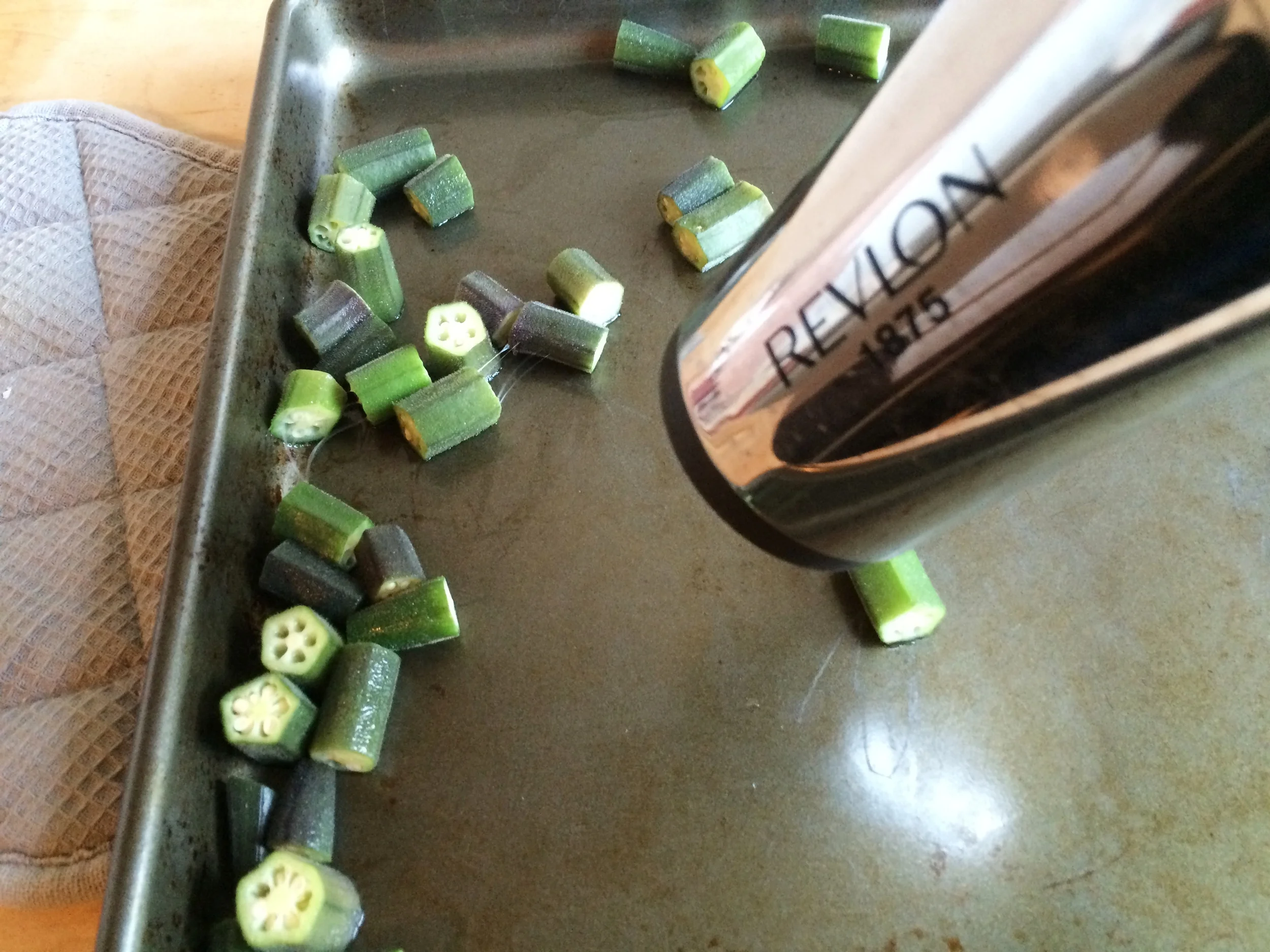 Move the chilled okra to a baking sheet and dry it thoroughly with a hair dryer for 10 minutes. Use a baking sheet with tall walls. Okra is very light and will blow away. You can see that the okra is still sticky.