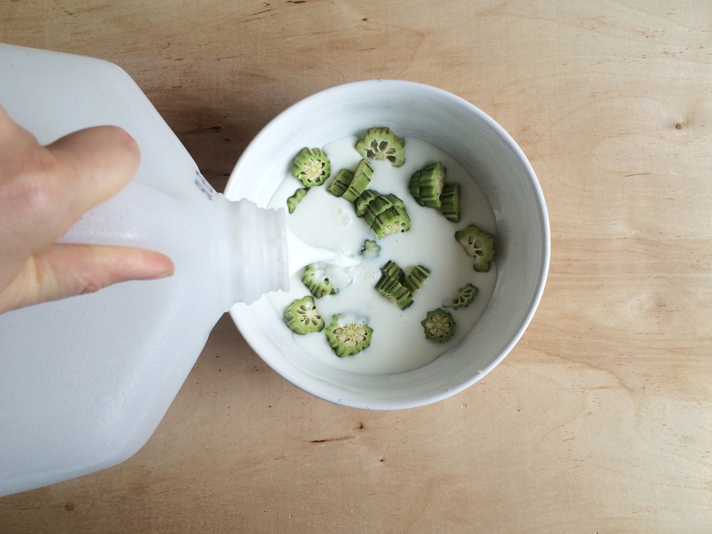 Slice okra and soak in milk for 1 hour.