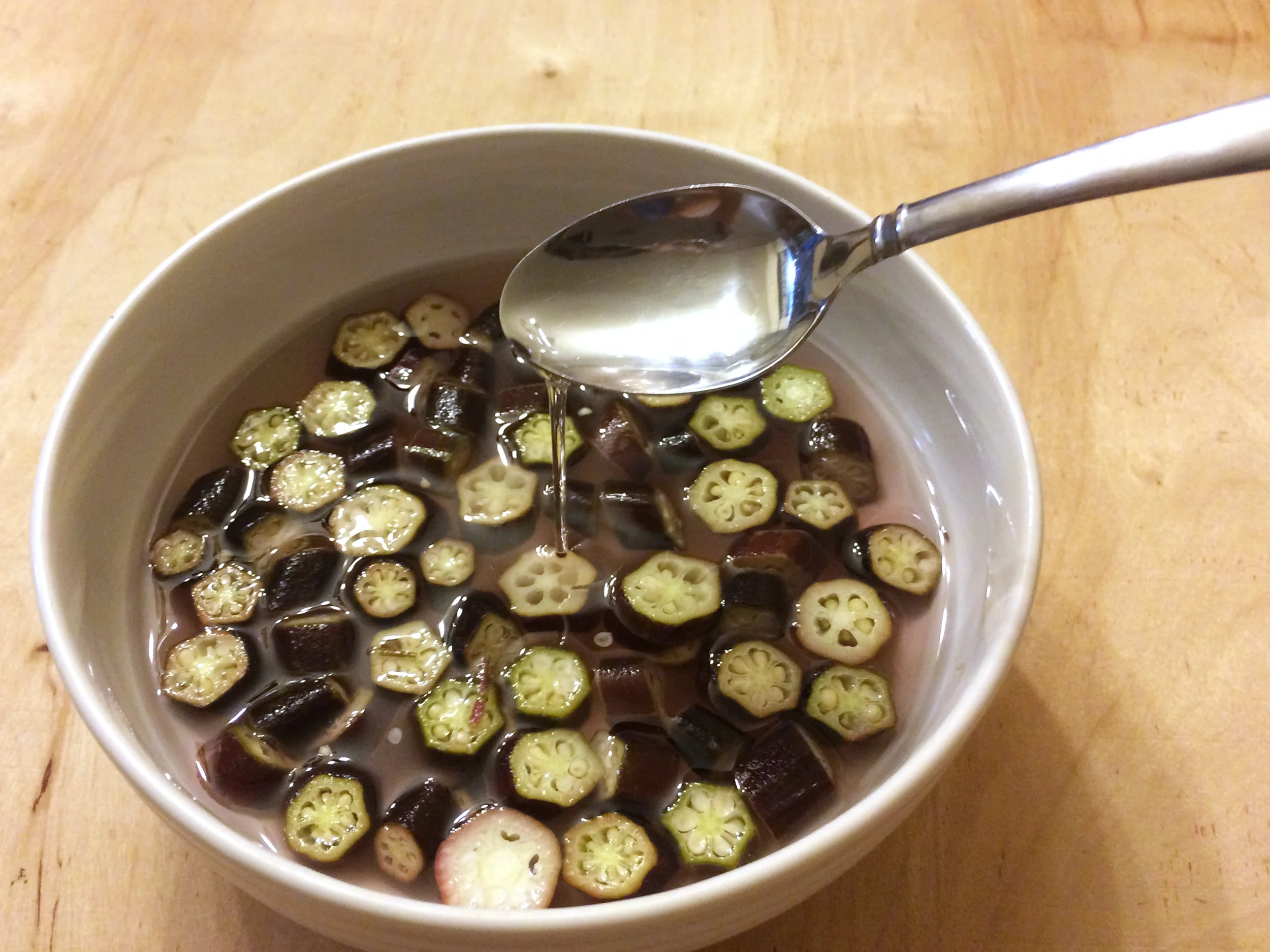 after soaking for half an hour the water was completely gelatinous. it looked like sliced okra suspended in a clear jello.