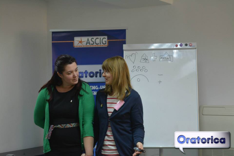 Oratorica - alături de o participantă - făceam primii pași în vorbit în public, împreună