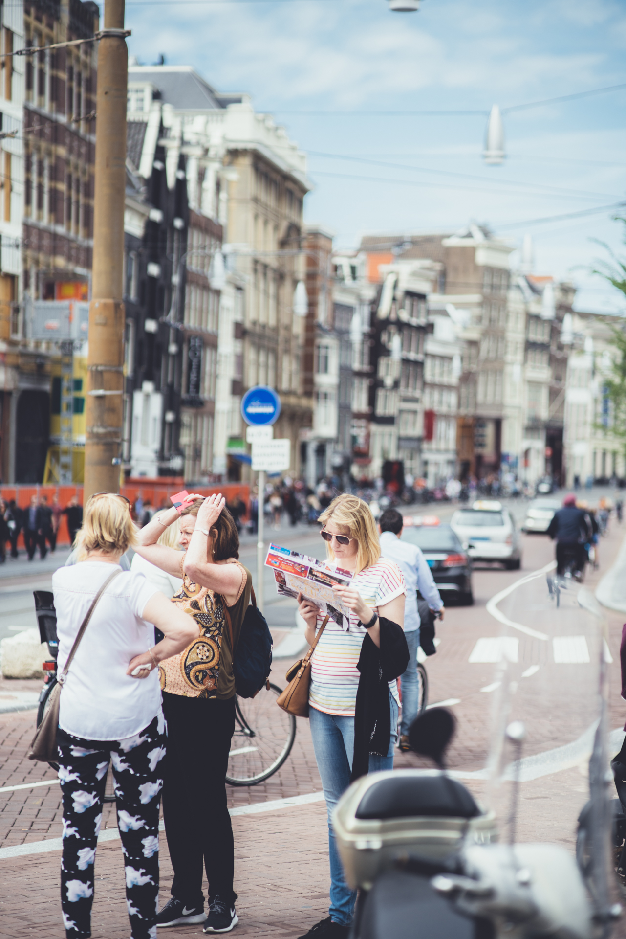 "Analog Tourist" - Muntplein looking towards Rokin - nFD 85/1.8