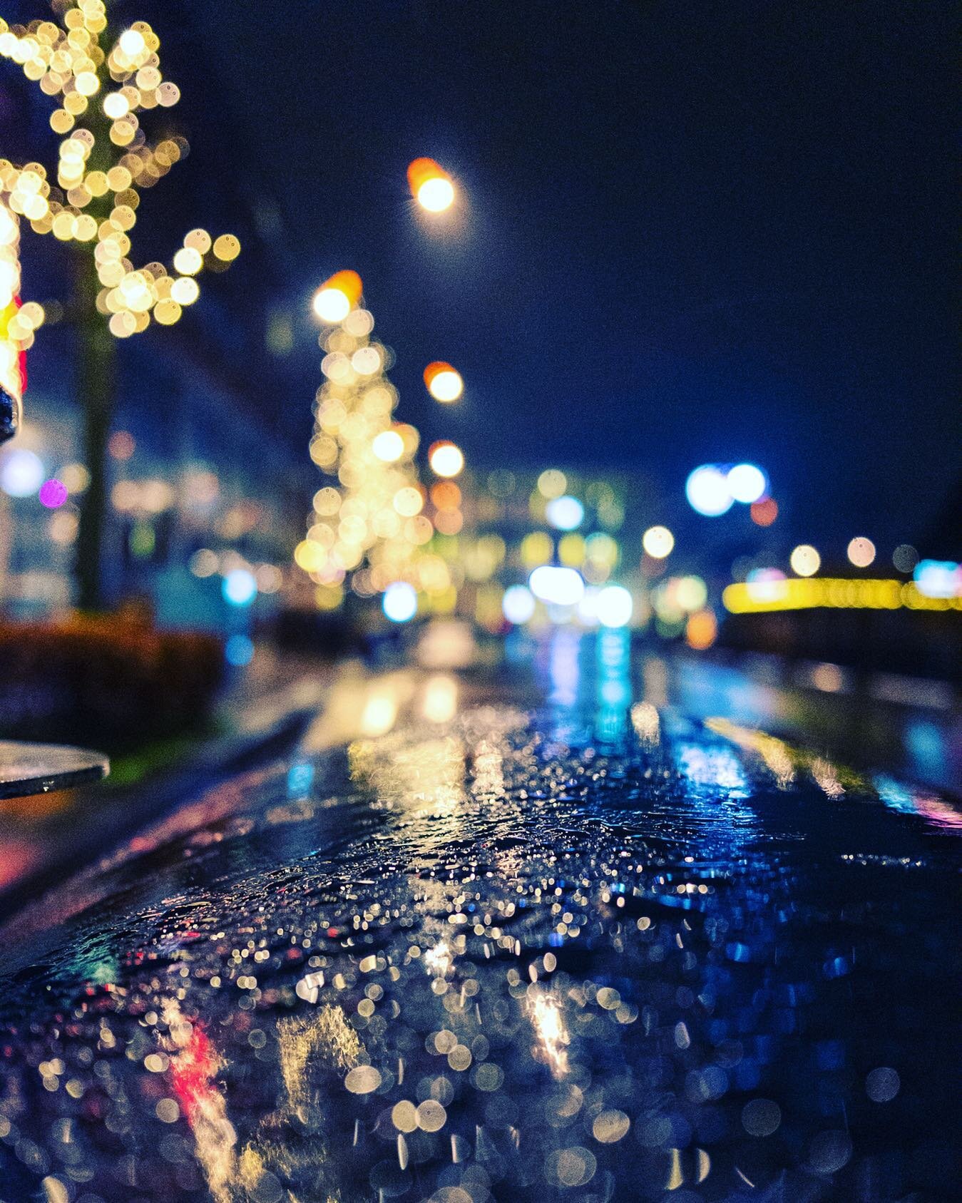 Wet.

#bokeh #bokehlicious #fujifilm #xf10 #fujixf10 #nightphotography #night #colors #lights #dof #shallowdof #28mm #bokehballs