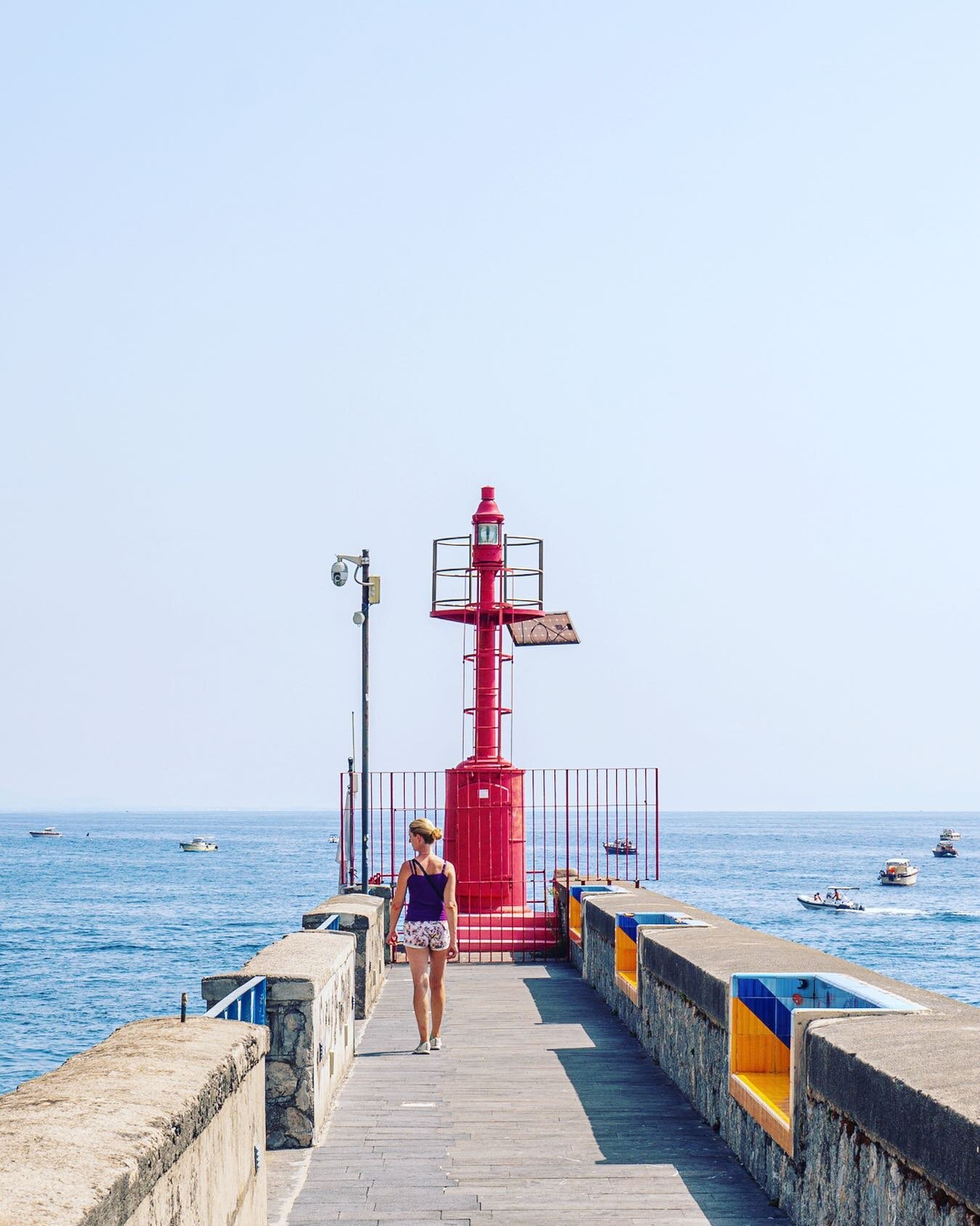 Amalfi pier, Amalfi.
.
#amalfi #amalficoast #amalficoastitaly #pier #harbour #italy #salerno #trip #view #woman #campania #best_amalficoast