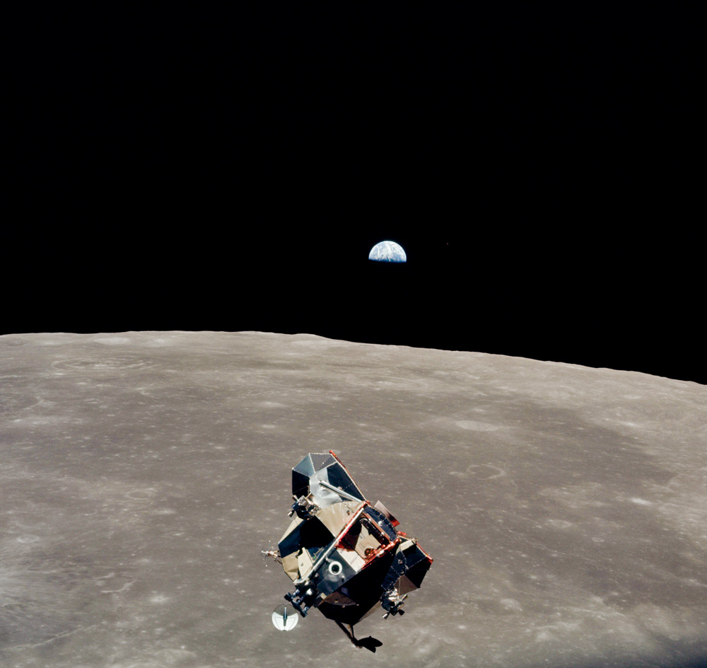 AS11-44-6643-4k_1.jpg