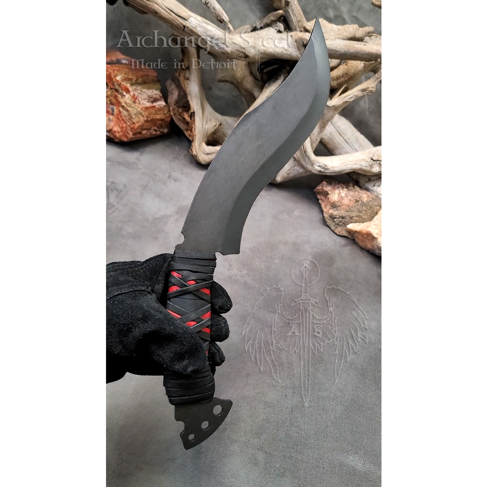 Large Kukri in gloved hand.png