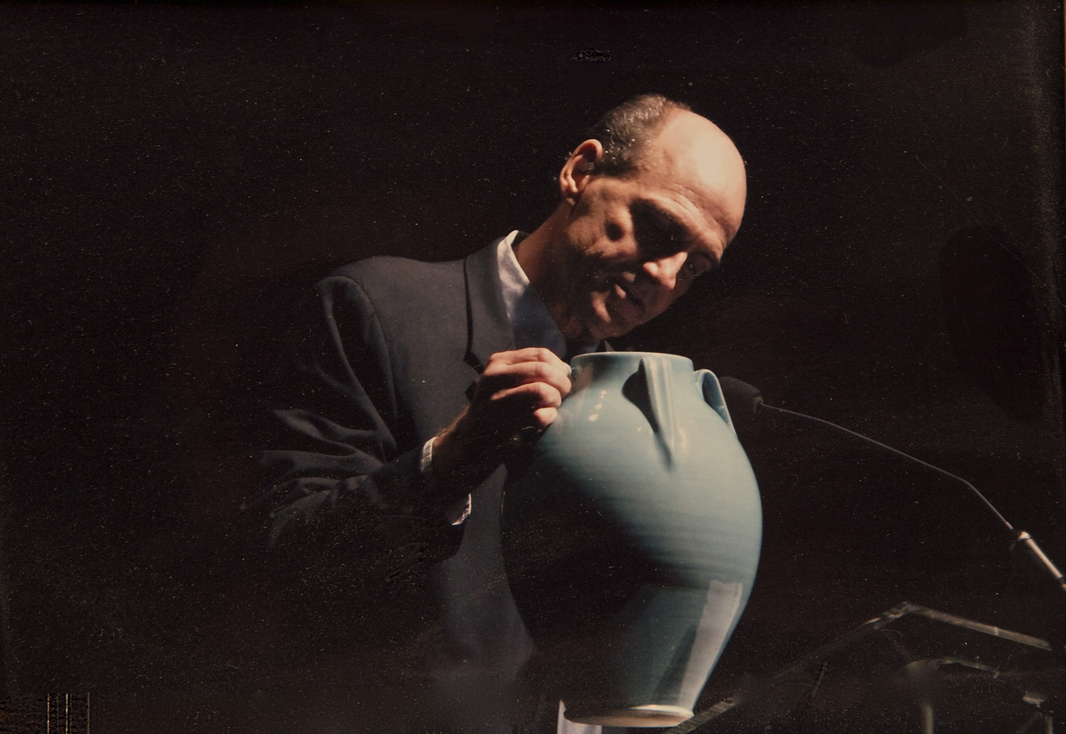 Legendary singer/songwriter/musician James Taylor receives the gift of a vase by Ben Owen III.