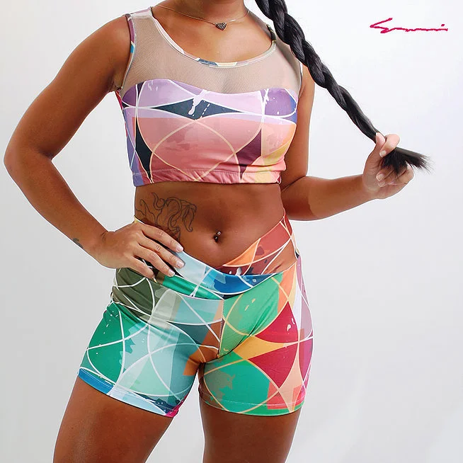 All of our leggings are a combination of Polyamida (Polyamide) and Elastano (Elastane). Polyamide is a synthetic fabric that contains sweat-wicking and water repelling properties, making it an ideal material for outerwear and sports clothing. Elastane is known for exceptional elasticity, making fabrics more comfortable to wear. A size M will generally fit sizes 4-6 and a G (L) will generally fit sizes 8-10.