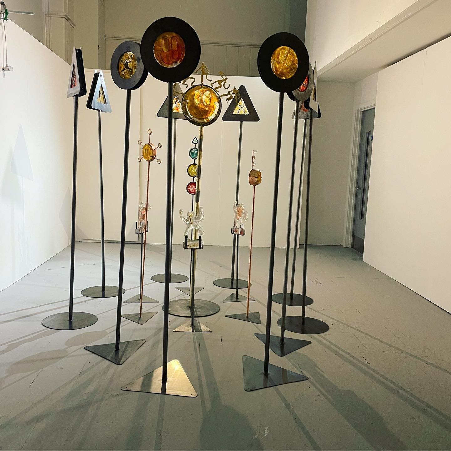 Waiting till it was dark to play with the lights @soa.gallery for my degree show. Hopefully the windows will be blacked out after the weekend so I can finalise my plan! #glass #sculpture #thearchaeologyofrave #sandcasting #triangles #circles #rituals