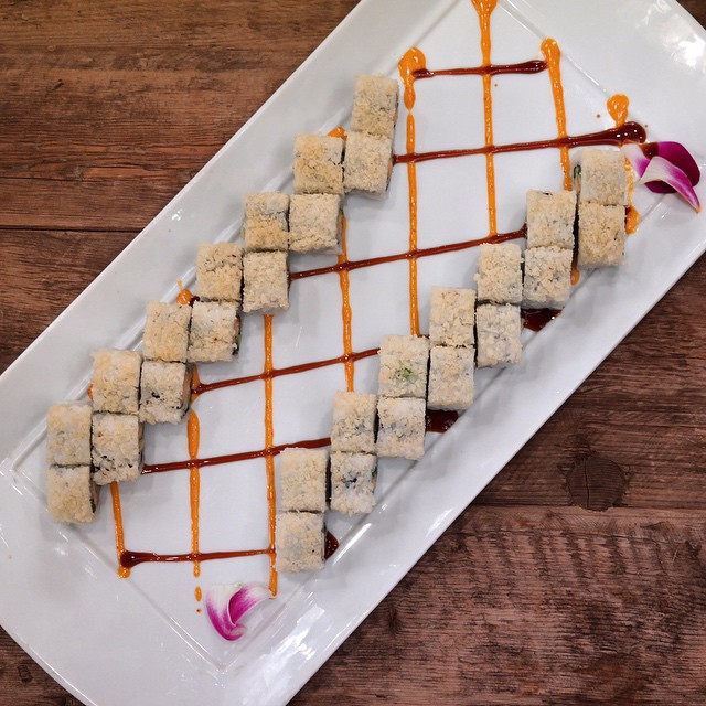 Only we know how to make the perfect California Tempura Roll. #smartsushila#sushila#lacatering#weddingwire#weddings#catering#sushilovers#tbt#californiaroll#tempura#fit#healthy#sushiroll#art#foodporn#eventplanner