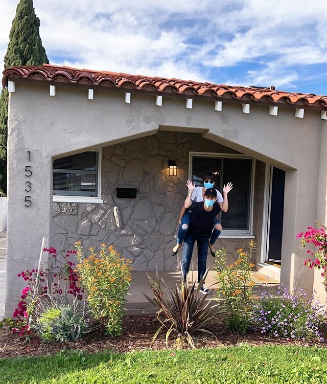 🏡🔑😷 IT&rsquo;S OFFICIAL! Brittany and I are LA homeowners! Buying a home during this Coronavirus quarantine has been a quite a challenge, but we did it! We&rsquo;re in love with this home and can&rsquo;t wait to fill it with art &amp; good memorie