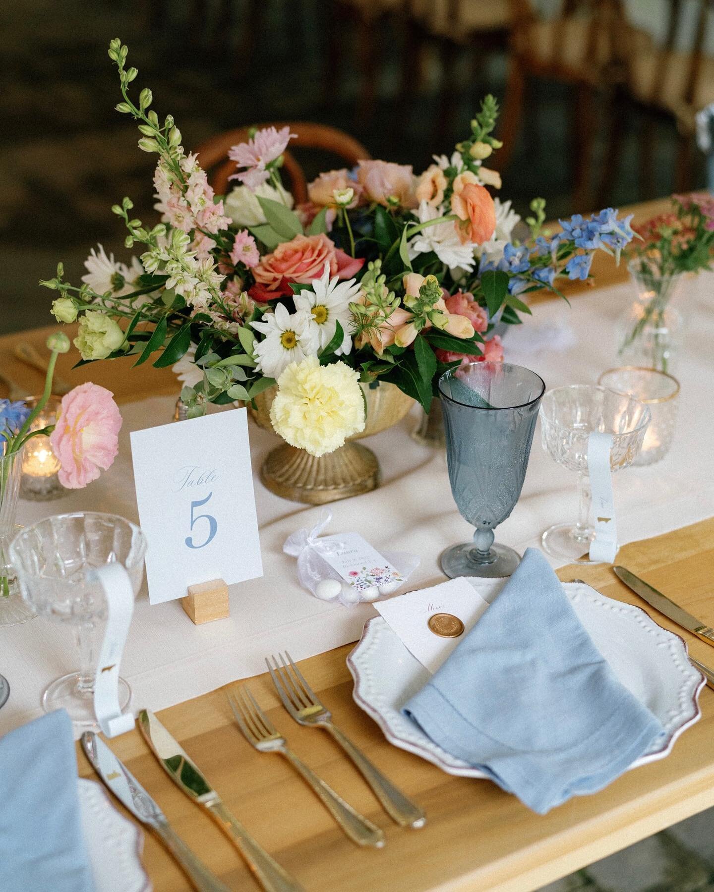 ✨ Day-of stationery for Laura &amp; Alex ✨ Worked with @dantusandcoevents to create a beautiful collection of custom table numbers, drink scrolls w/name &amp; meal choice, handmade paper menus w/wax seals, and signage ✨

Photographer: @elosiniophoto
