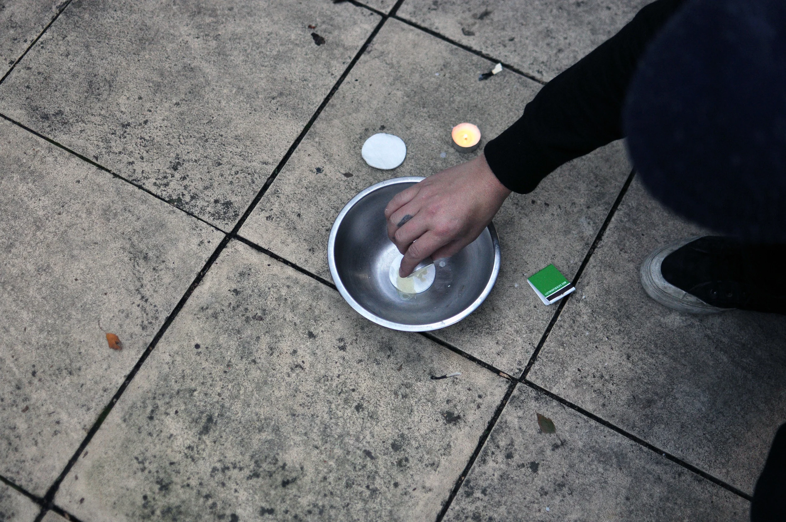  Poor the melted wax over both sides of the cotton wool buds ensuring they're fully coated in wax. 