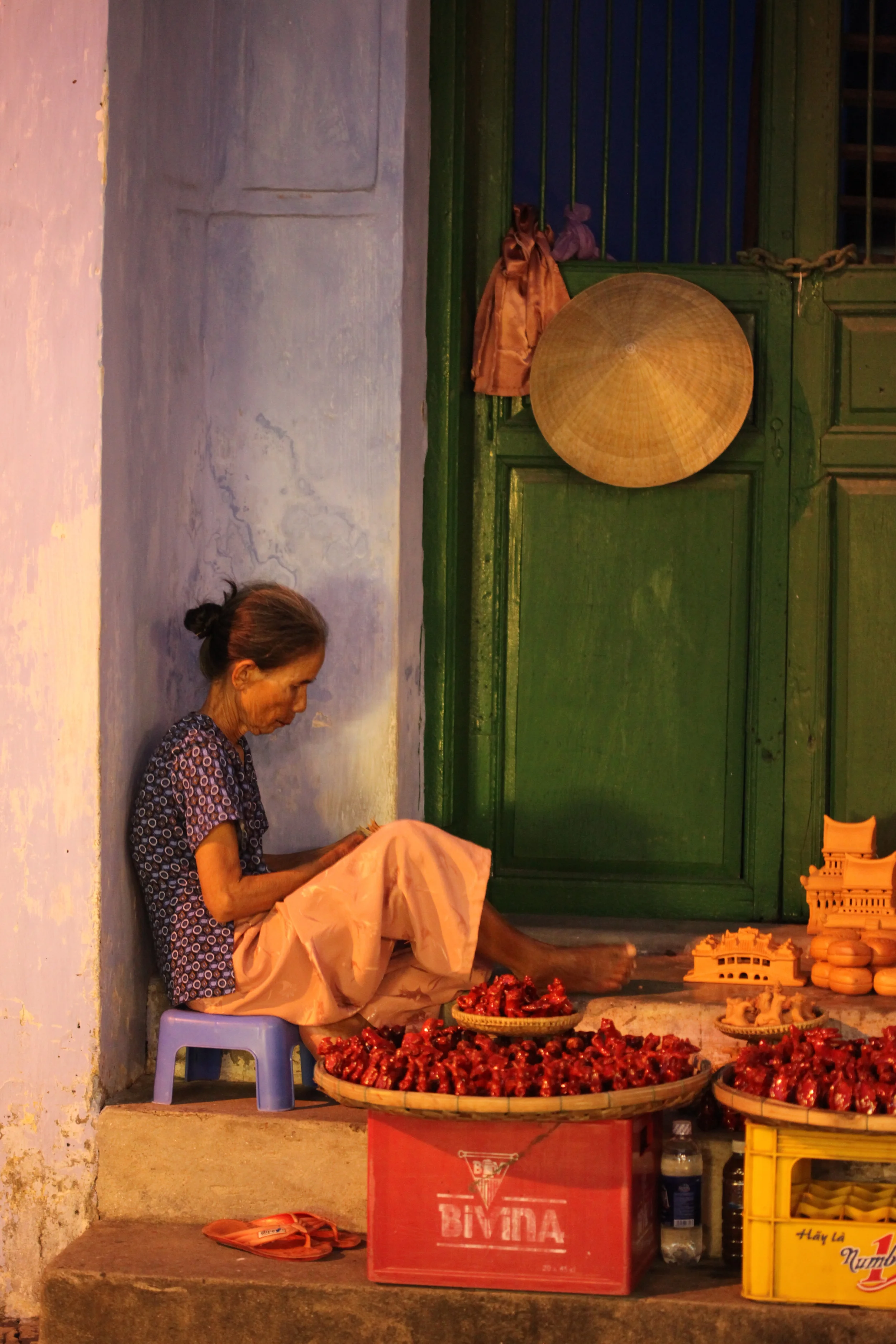 barefoot vendor, hoi an, vietnam