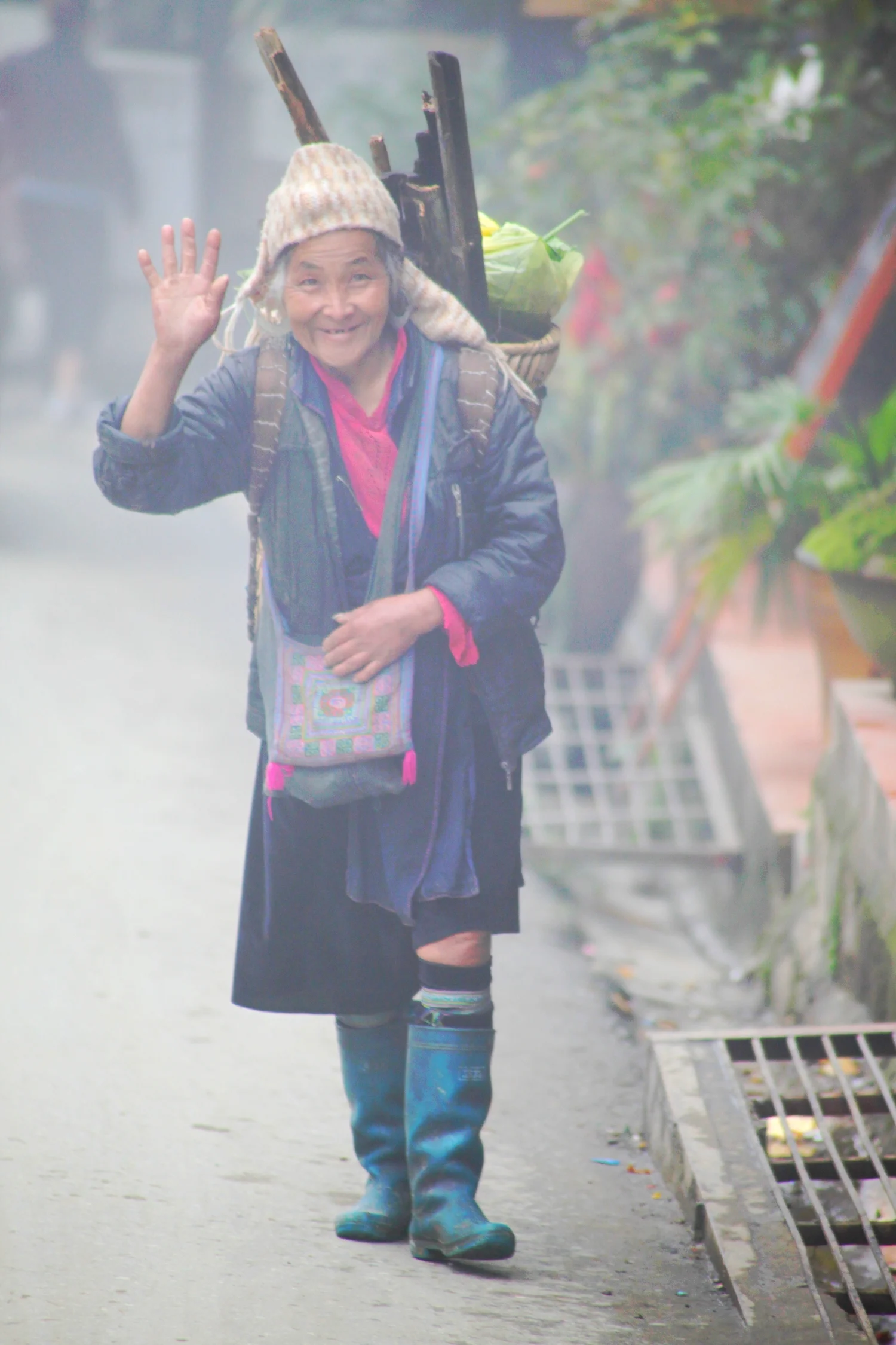 woman waving hello, sapa, vietnam