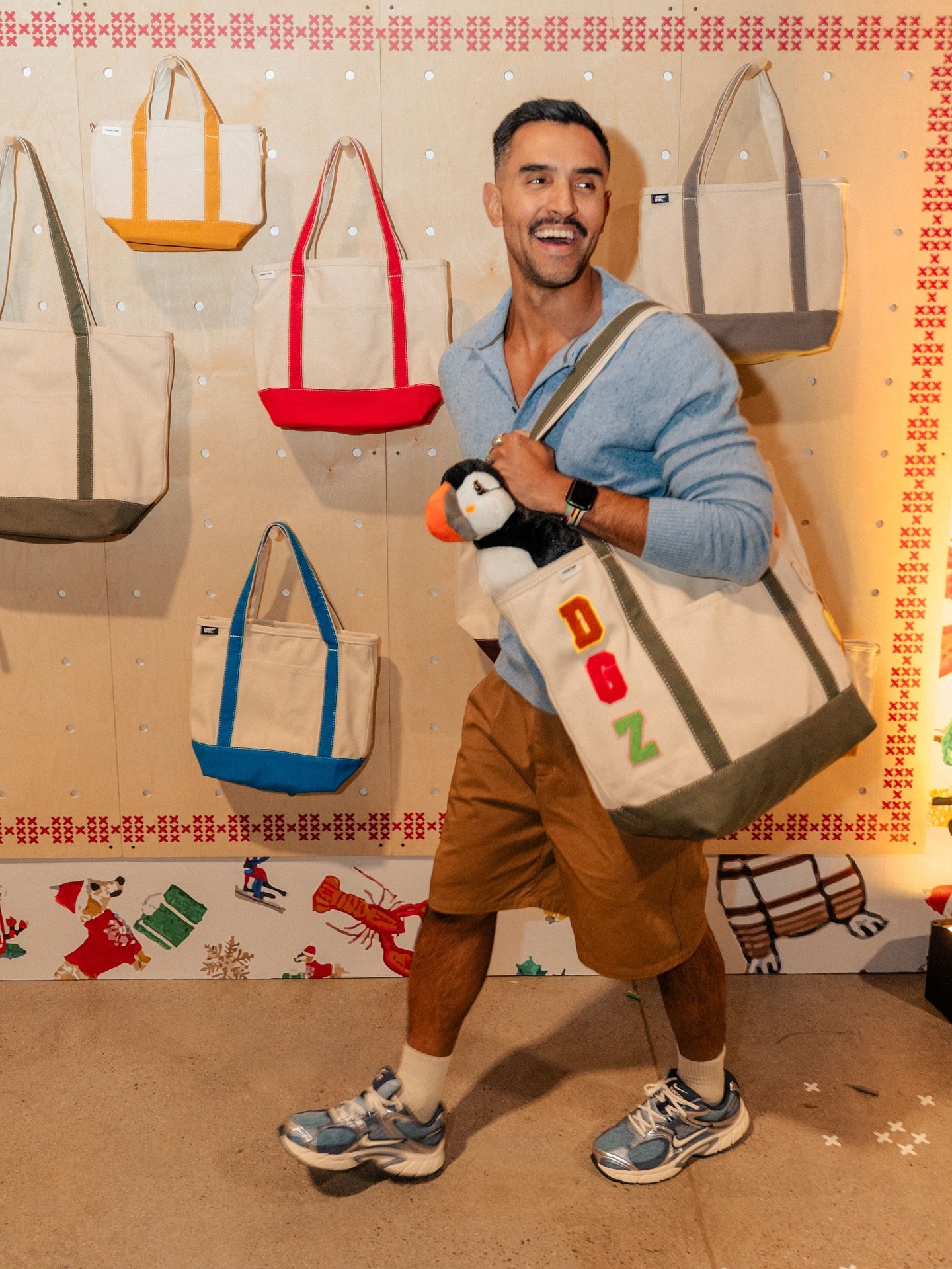 HOLIDAY IS IN THE (tote) BAG BABY! 👜 🤘🏽 🎉

#SantaBaby #NaughtyAndNice #NYC #DiegoDowntown 

📸: @anna_downs