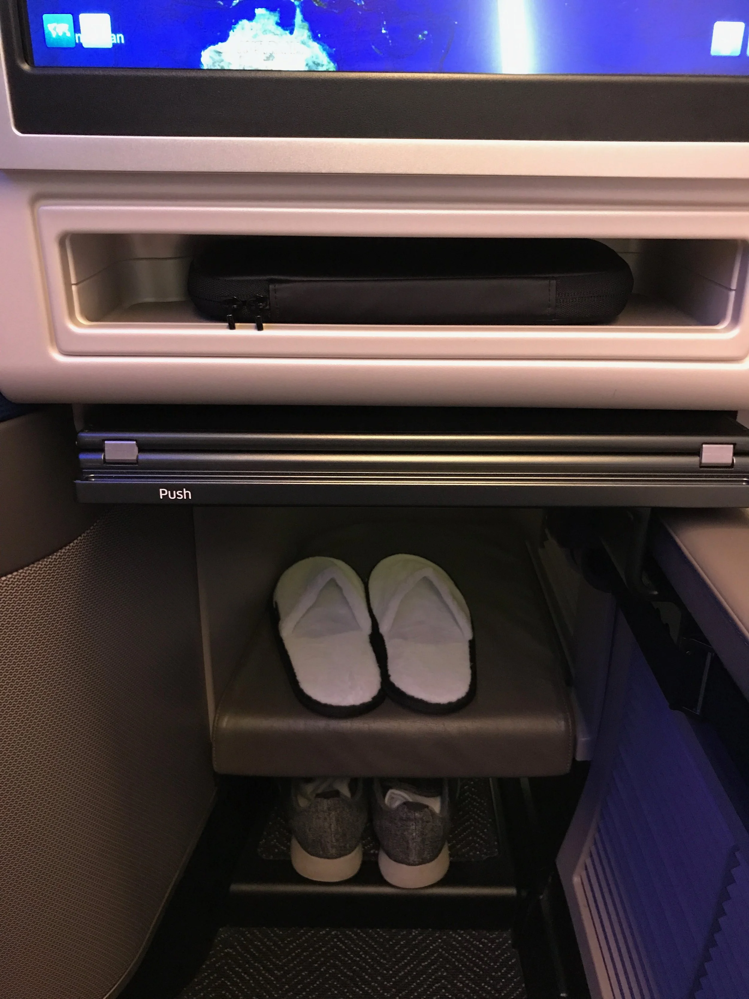 The footrest is quite roomie. I was able to stretch out straight pretty comfortably.