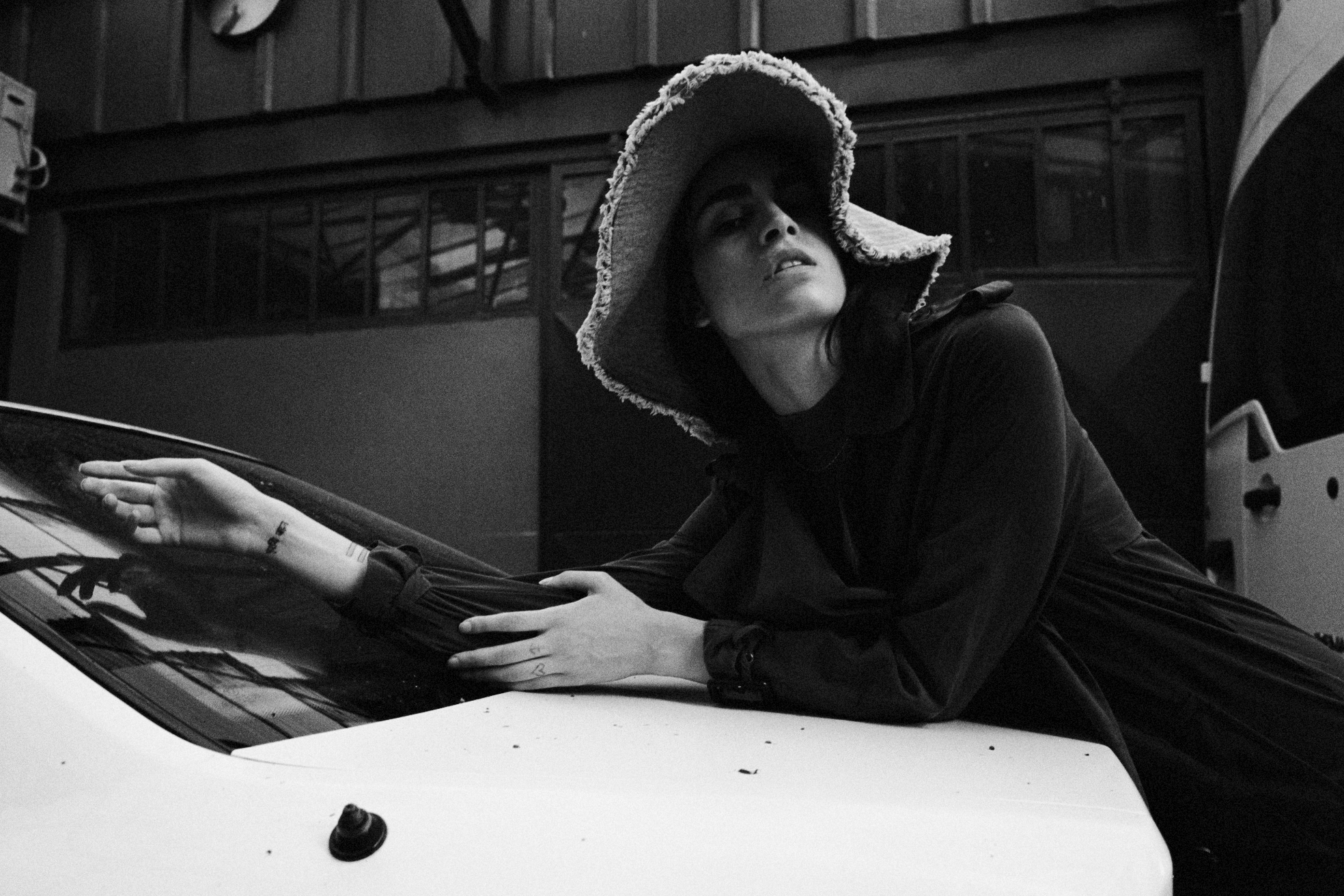 trenchcoat H&M, topshop HAT