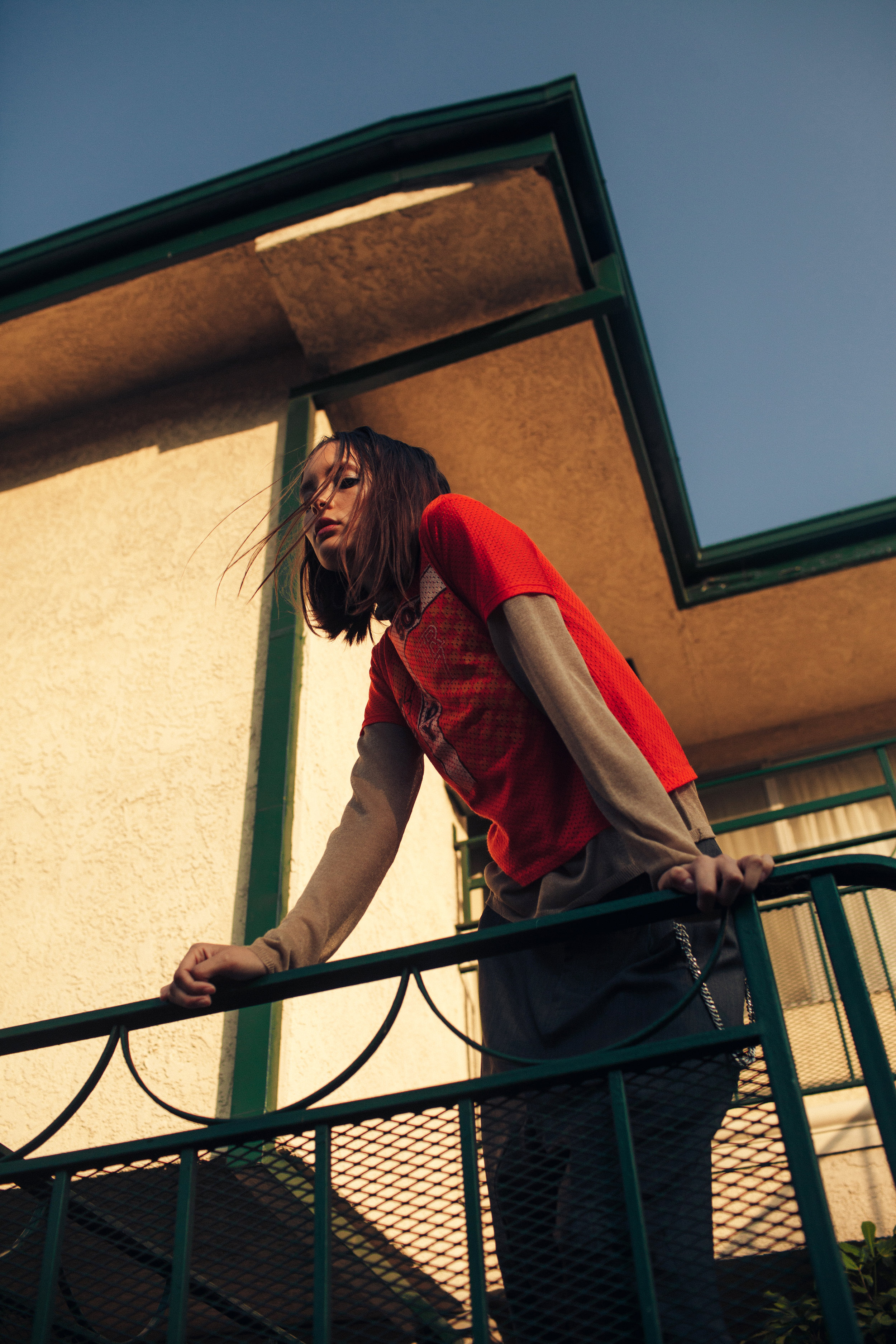 long sleeve mock turtle neck PARI DESAI , jersey mesh t-shirt BILLY LA , trousers CHAPTER