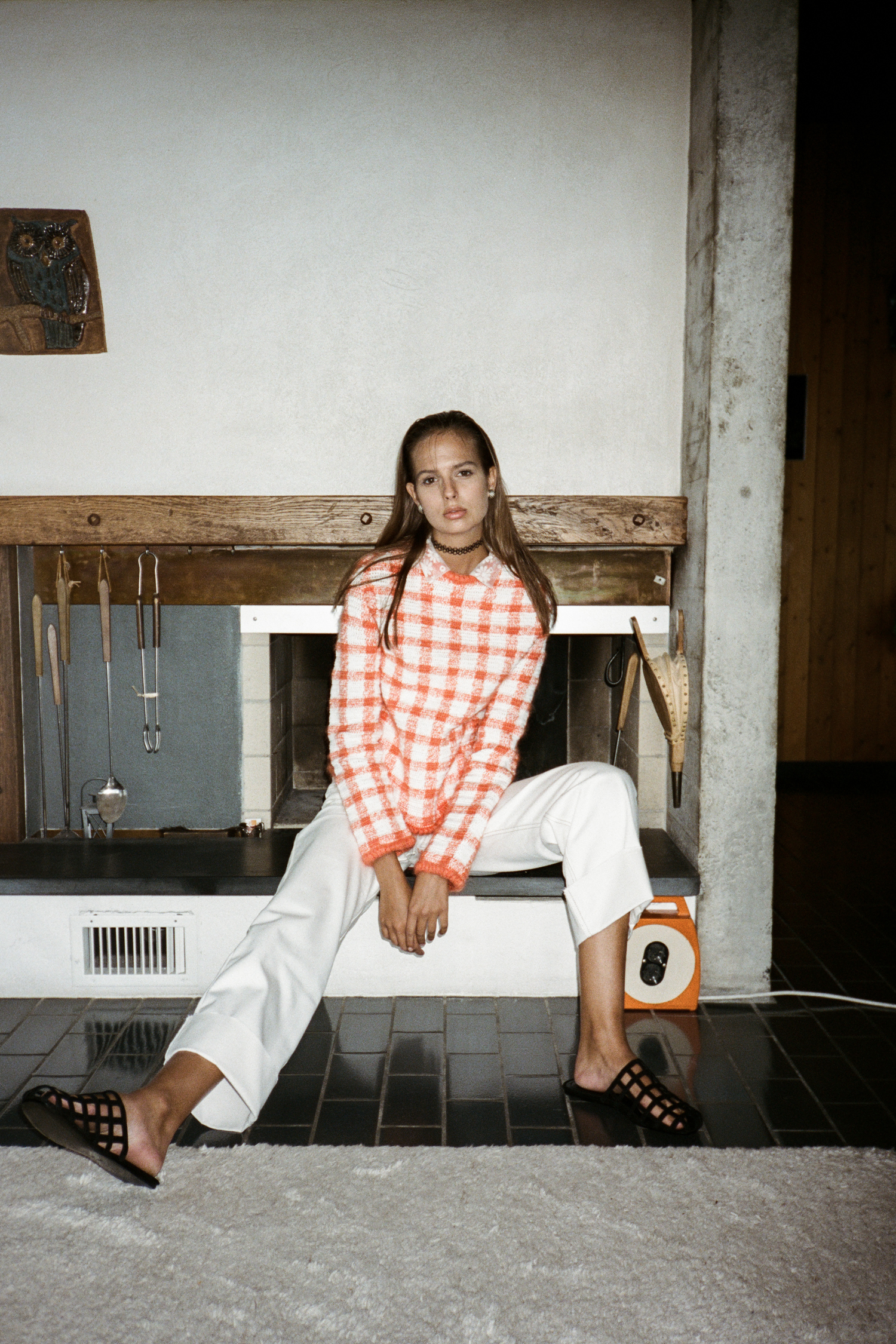 jumper IAHAI INTERNATIONAL, trousers ETIENNE DEROEUX, shoes ALEXANDER WANG