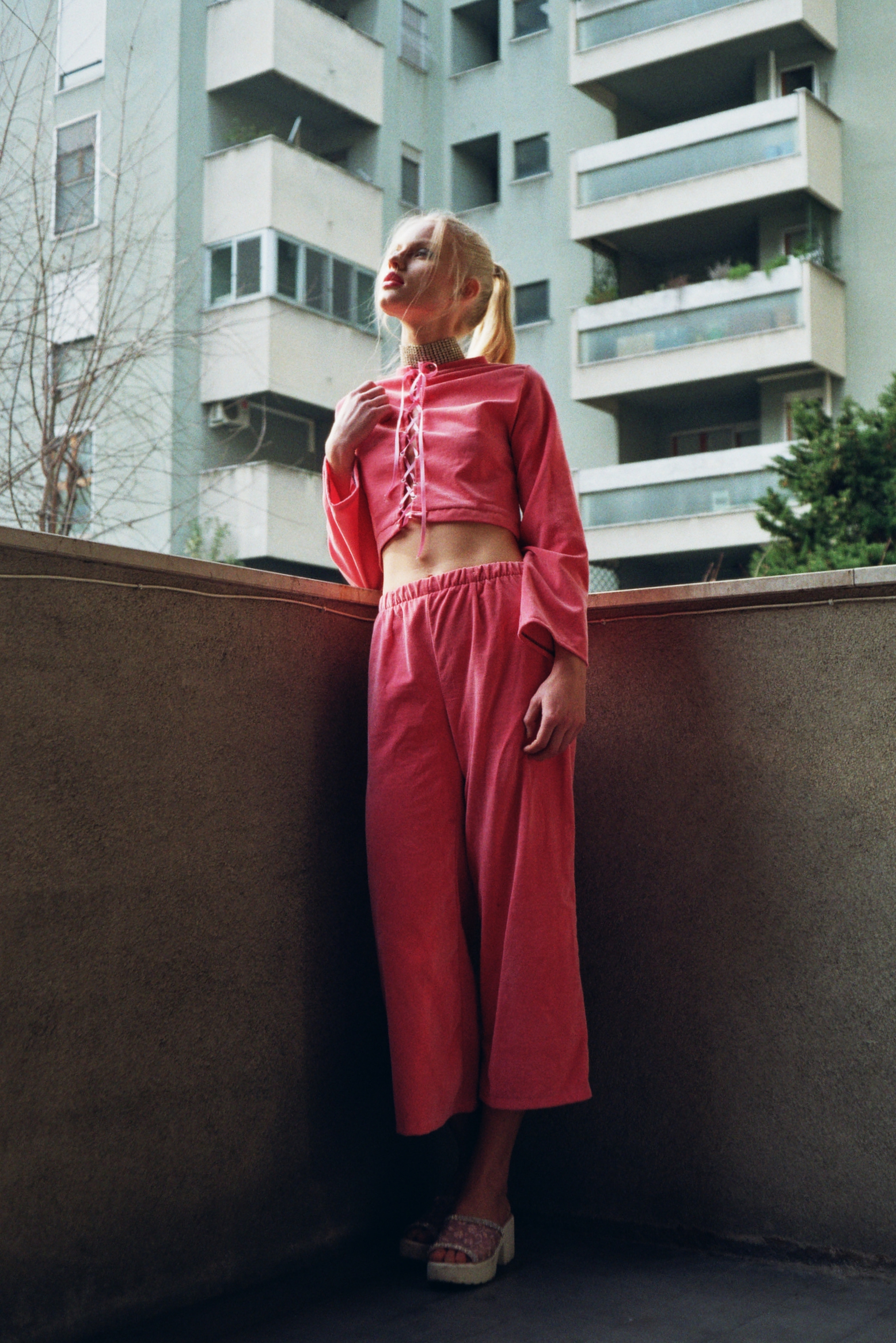 shirt + trousers MARLEY ALBA, shoes + chocker VINTAGE MARKET
